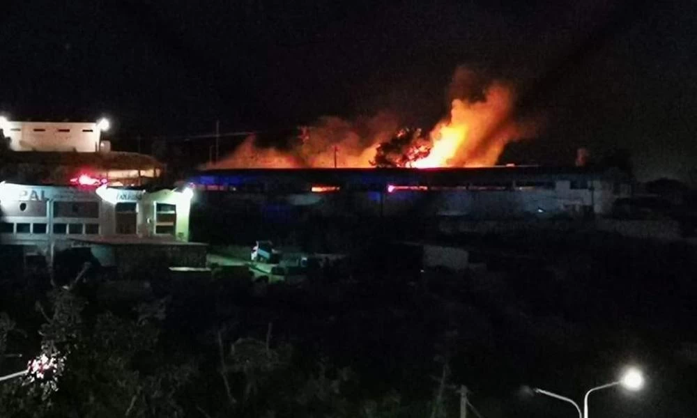 ΜΚΟ στην Μυτιλήνη τυλίχθηκε στις φλόγες από άγνωστη αιτία